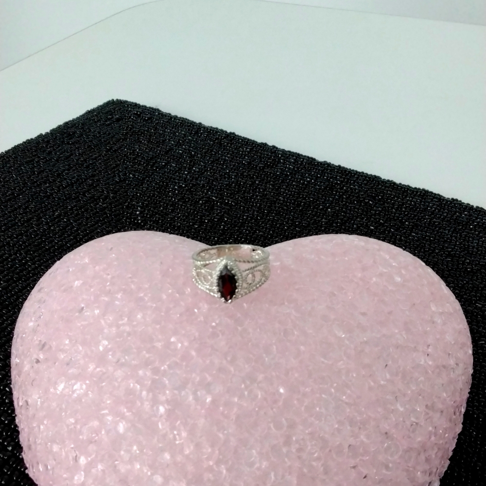 Silver tone filigree ring with red stone - Picture 2 of 7
